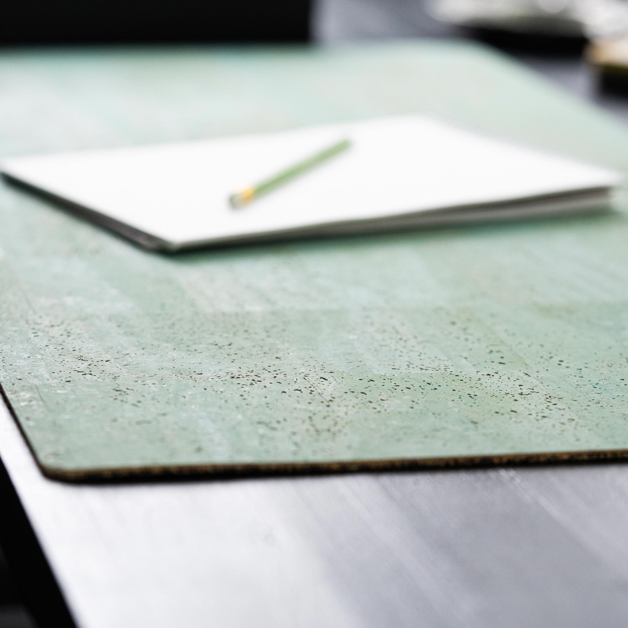 Korkoberfläche von Schreibtischunterlage Minzgrün