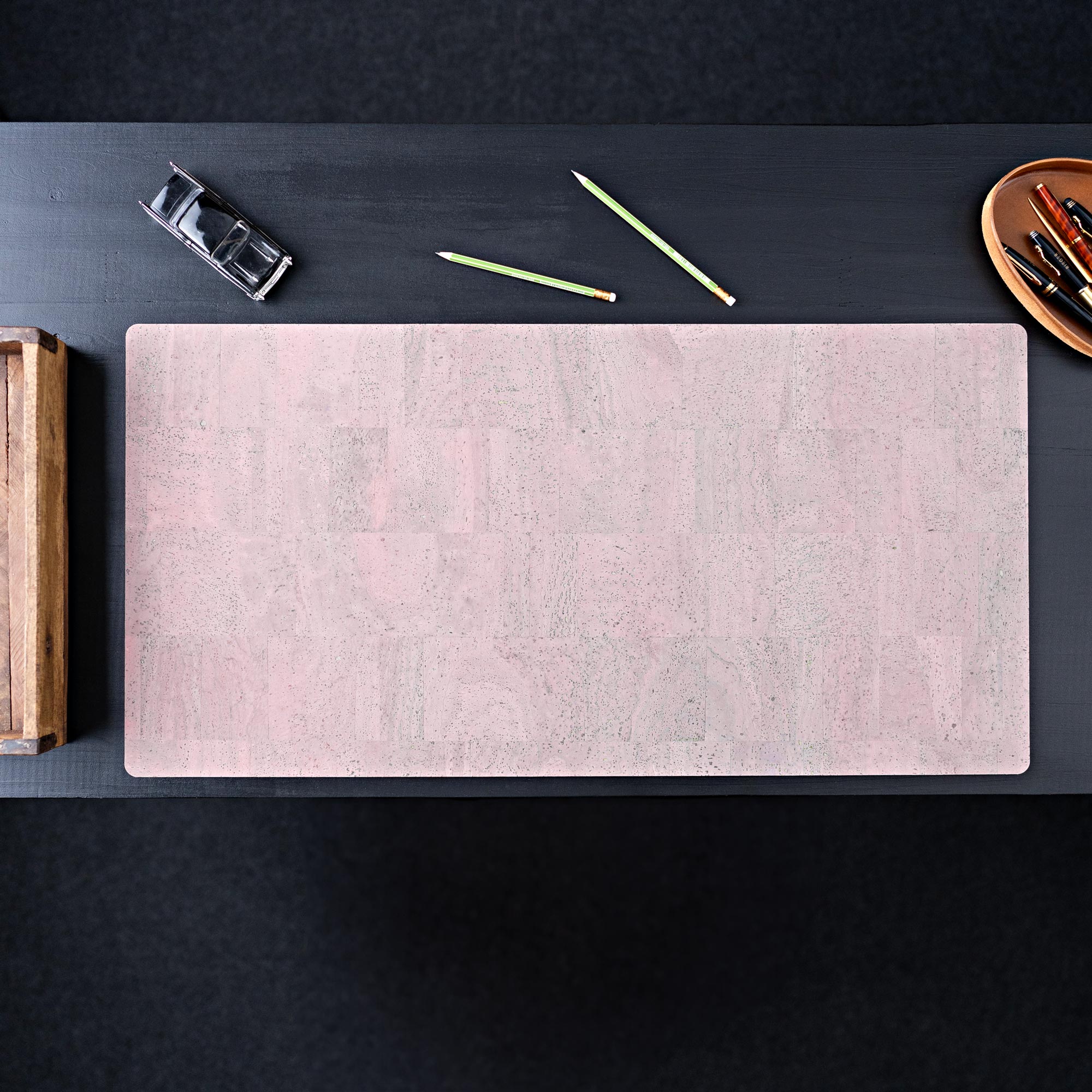 Schreibtischunterlage aus Kork auf Schreibtisch